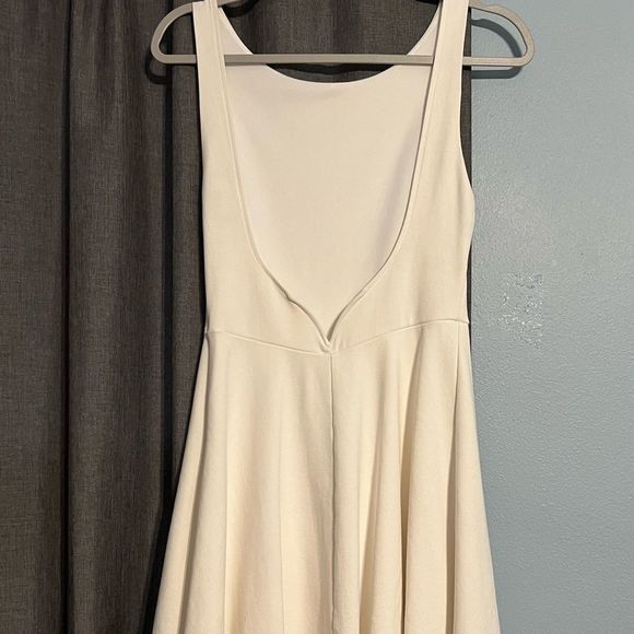 Lulu’s White Backless Vneck Cut Skater/ Cocktail Dress Size M - Picture 4 of 8